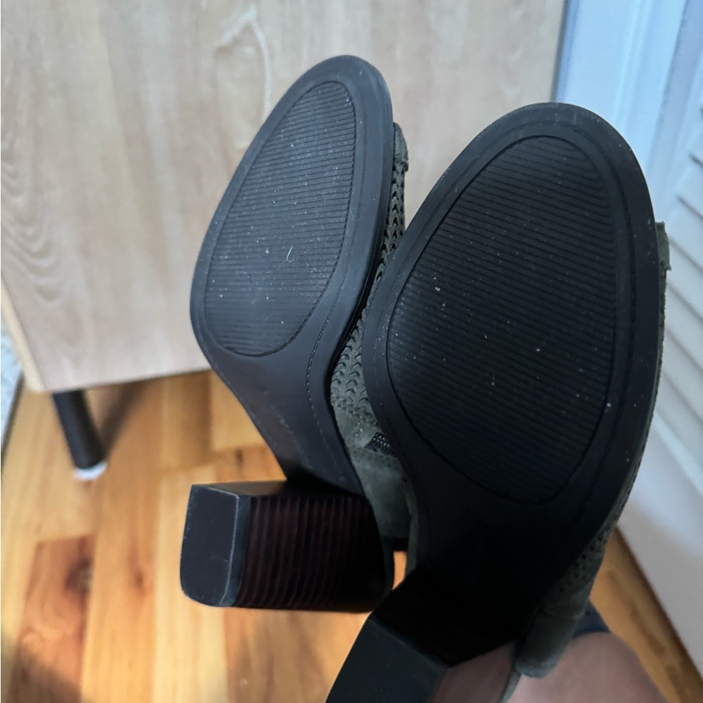 Essex Lane NWOT olive ankle booties size 6 - Picture 5 of 10
